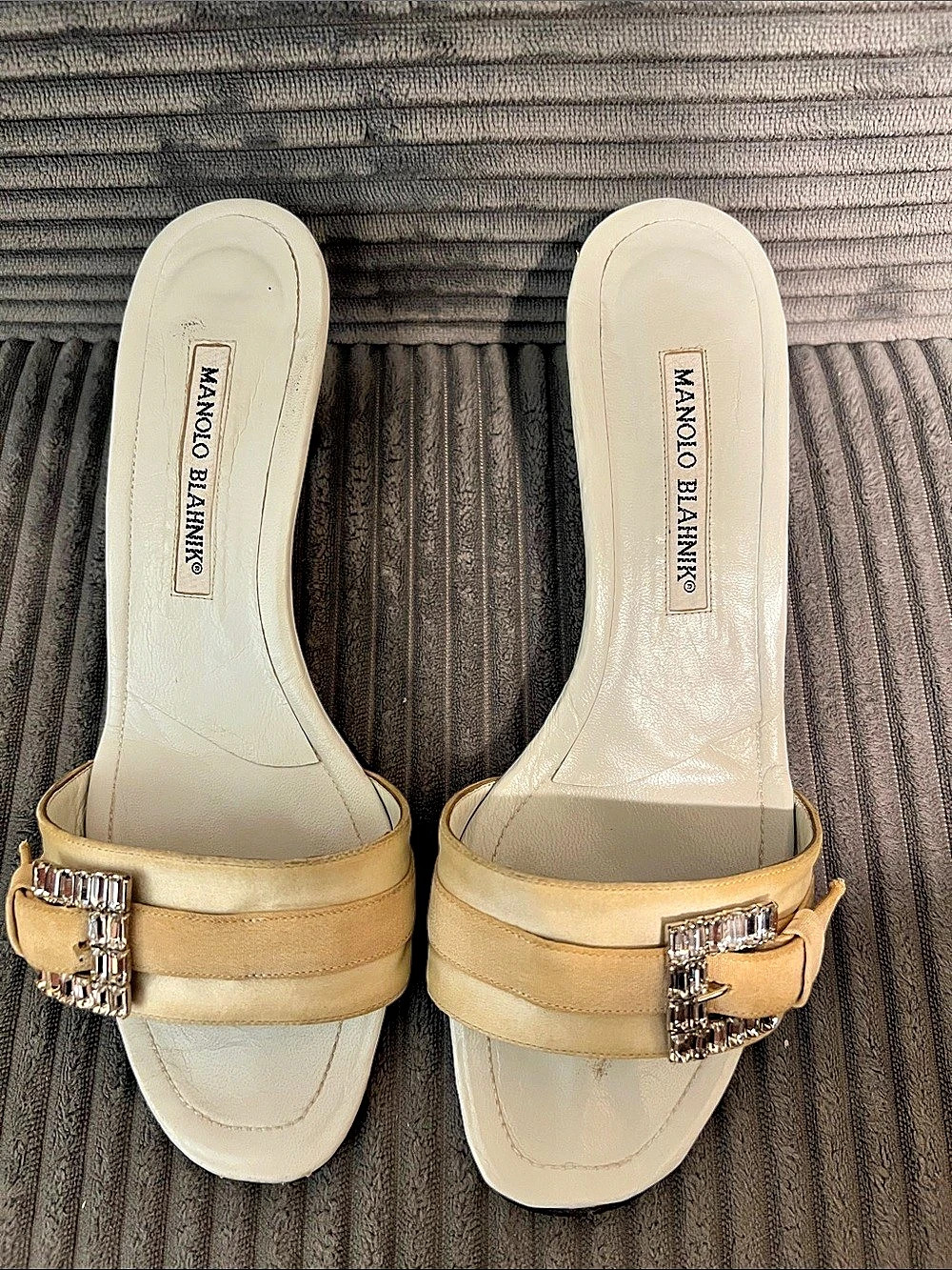 Manolo Blahnik
Satin Crystal Embellishments Slides
Women's Size: 8 | IT 38